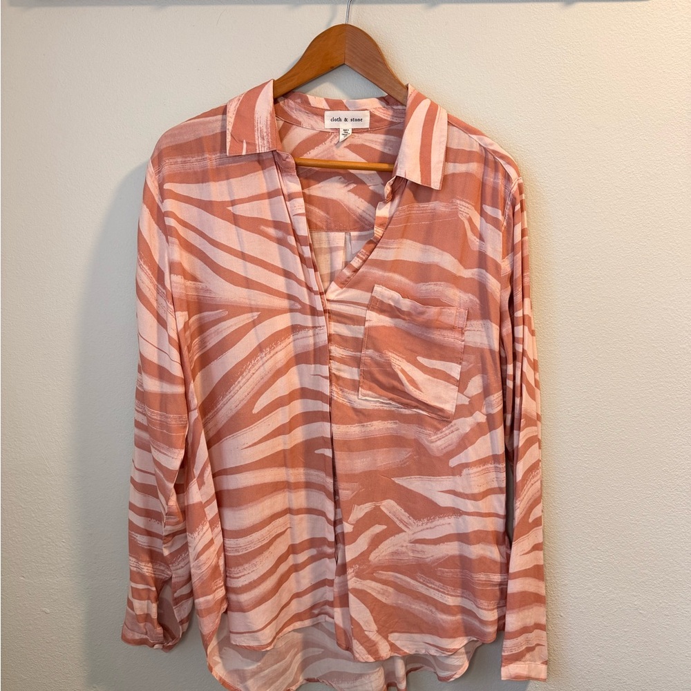 Cloth & Stone button down Pink and White print Blouse size Medium